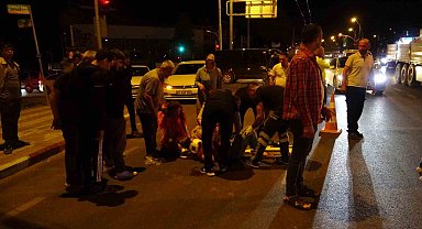 Yayaya çarpan motosiklet metrelerce savruldu: 2 yaralı