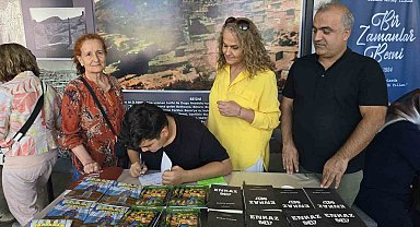 Yazar baba-oğul, aynı imza gününde okurlardan büyük ilgi gördü