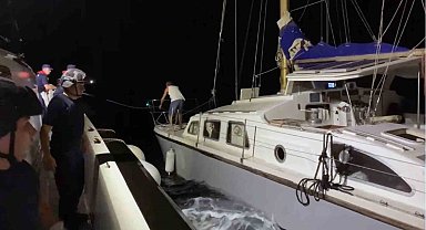 Yelkenli teknede 81 düzensiz göçmen ve 2 göçmen kaçakçısı yakalandı