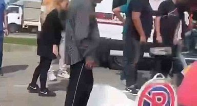 Yolun karşısına geçen yayaya otomobil çarptı