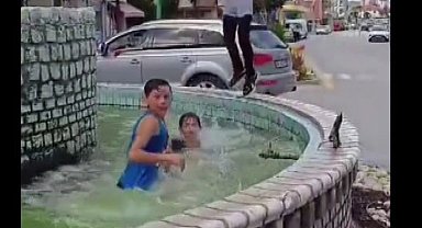 Yozgat'ta çocukların süs havuzunda tehlikeli oyunu
