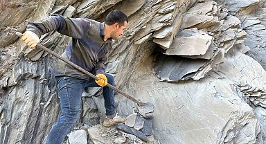 Yüksekova'da definde kullanılan mezar taşları için köylülerin tehlikeli çalışması sürüyor