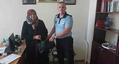 Zabıta ekipleri pazarda unutulan çantayı sahibine teslim etti