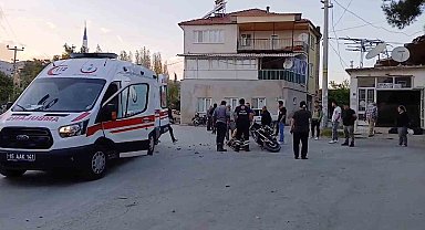 15 yaşındaki çocuğun kullandığı otomobil motosiklet ile çarpıştı: 1 yaralı