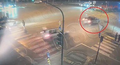 16 yaşındaki kızın yaralandığı kaza anı kameraya böyle yansıdı