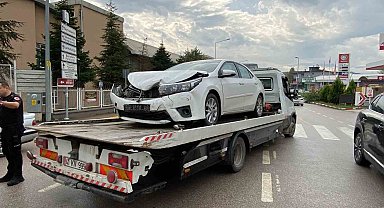 2 otomobil çarpıştı: 2 çocuk yaralandı