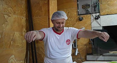 200 derece ateşin başında güle oynaya ekmek yapan fırıncı ekmeğe sevgisini katıyor