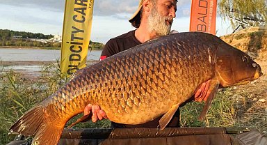 30 yaşında, 27 kiloluk balık, Eskişehirli balıkçıların oltasına takıldı