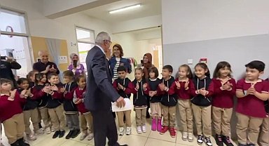 30 yıllık meslek hayatını öğrencilerinin alkışlarıyla noktaladı