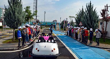 300 öğrenciye trafik eğitimi veriliyor