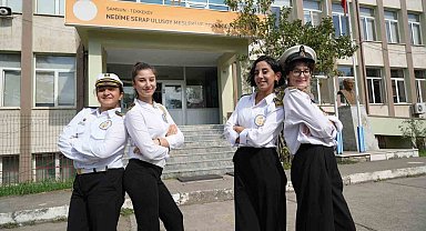 384 mevcutlu denizcilik lisesinin 4 kız öğrencisi
