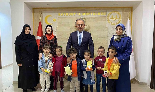 4-6 yaş Kur'an kursu öğrencileri harçlıklarını depremzede çocuklarla paylaştı