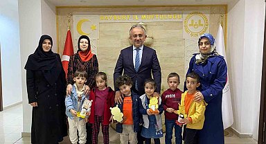 4-6 yaş Kur'an kursu öğrencileri harçlıklarını depremzede çocuklarla paylaştı