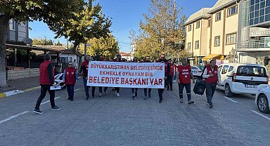 6 kişinin işine son verilen Büyükkarıştıran Belediyesi önünde eylem
