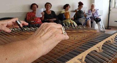65 yaş üstü vatandaşlar müziğin gücüyle sosyalleşiyor