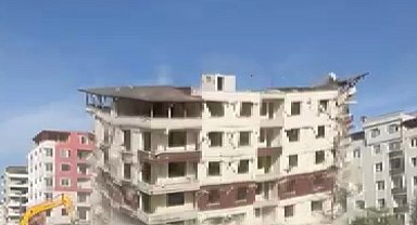 7 katlı bina iş makinesinin darbesiyle yerle bir oldu