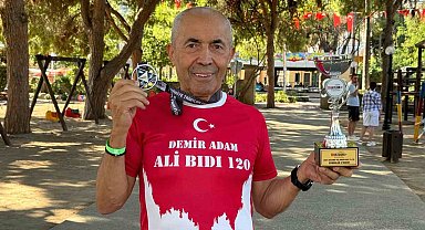 75 yaşındaki Demir Adam, Alanya Triatlonu'ndan 1 kupa ve 1 madalya ile döndü