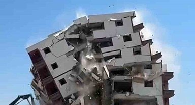 8 katlı bina iş makinesinin darbesiyle yerle bir oldu