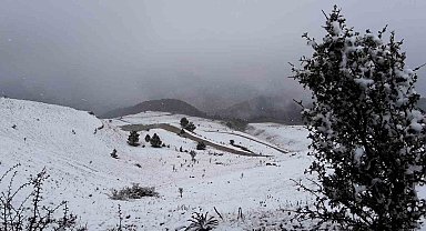 Abant Gölü'nün yüksek kesimleri beyaz örtüyle kaplandı