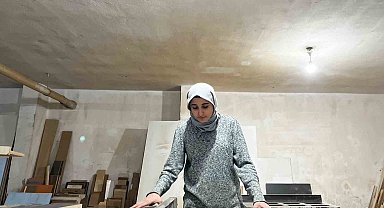 Açık lisede okuyan 17 yaşındaki Sima 10 yıldır babasından marangozluk mesleğini öğreniyor