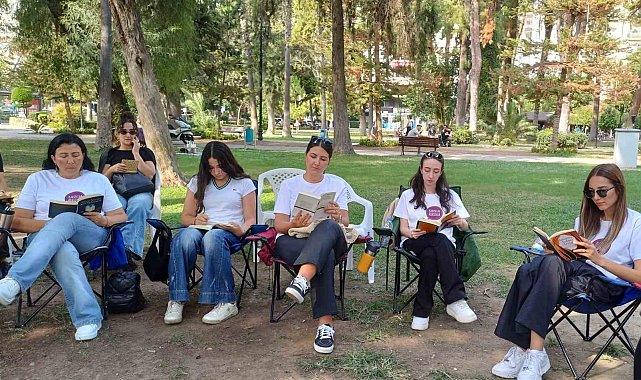 Adana'da teknoloji bağımlılığına dikkat çekmek için parkta kitap okudular