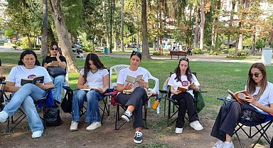 Adana'da teknoloji bağımlılığına dikkat çekmek için parkta kitap okudular