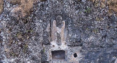 Adıyaman'da bin 700 yıllık kadın kabartmalı oda mezarı bulundu