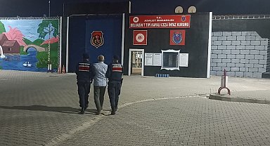 Afyonkarahisar'da aranan şahıs çatıda yakalandı