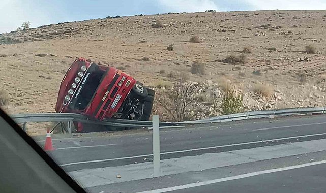Afyonkarahisar'da büyükbaş hayvan yüklü kamyon, patates yüklü kamyonla çarpıştı: 1 ölü