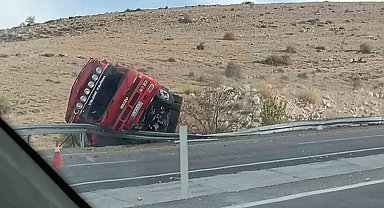 Afyonkarahisar'da büyükbaş hayvan yüklü kamyon, patates yüklü kamyonla çarpıştı: 1 ölü