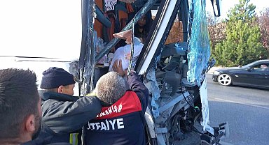 Afyonkarahisar'da yolcu otobüsü kamyona çarptı: 20 yaralı