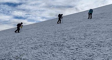 Ağrı Dağı'na zorlu tırmanış