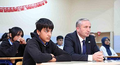 Ağrı Milli Eğitim Müdürü Kökrek öğrencilerle birlikte "Dersimiz Cumhuriyete Doğru" filmini izledi