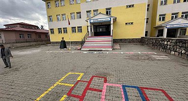 Ağrı'da okul bahçeleri renkli oyun alanlarına dönüştü