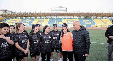 Ağrı'nın tek kadın futbol takımı, "kız çocukları" için yeşil sahada ter döktü