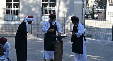 Ahilik teşkilatına girmeye hak kazanan çıraklar şedlerini kuşandı