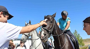 Ahıska Türkü çocuklardan atlı jandarma timine büyük ilgi