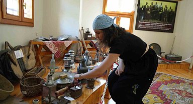 Ahmet Kutsi Tecer Kültür Evi genç, yaşlı, yerli ve yabancı birçok ziyaretçiyi ağırlıyor