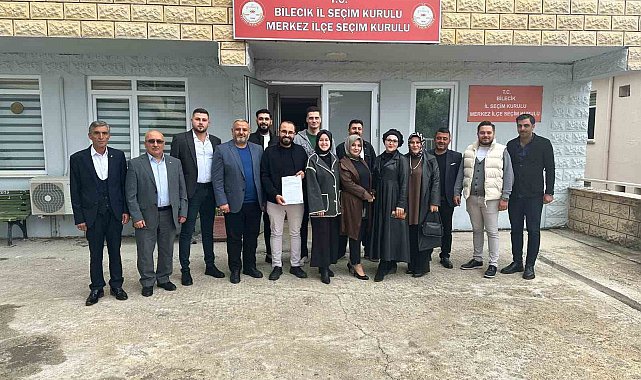 AK Parti İlçe Başkanlığına yeniden seçilen Servet Yılmaz mazbatasını aldı