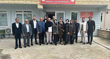 AK Parti İlçe Başkanlığına yeniden seçilen Servet Yılmaz mazbatasını aldı