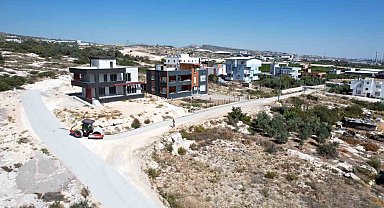 Akdeniz Belediyesi, Evci Mahallesi'nin yollarını soğuk asfaltla kaplıyor