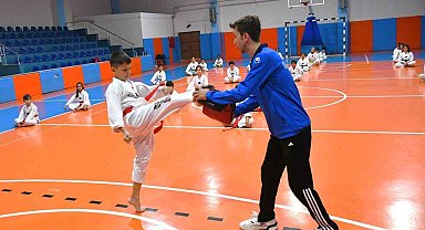 Akgedikli tekvandocular bir üst kuşağa terfi etti