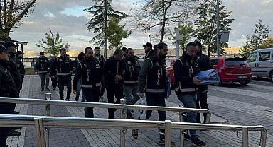 Aklen malul kişileri dolandırıp kartlarını kullanıp kredi çektirmişler