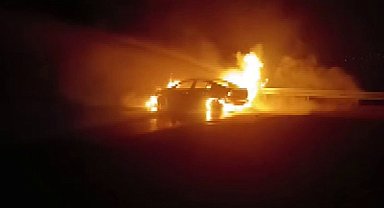 Aksaray'da otomobil alev alev yandı