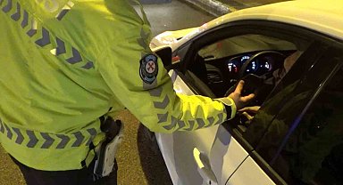 Aksaray'da trafik ekipleri gece uygulamalarını sürdürüyor