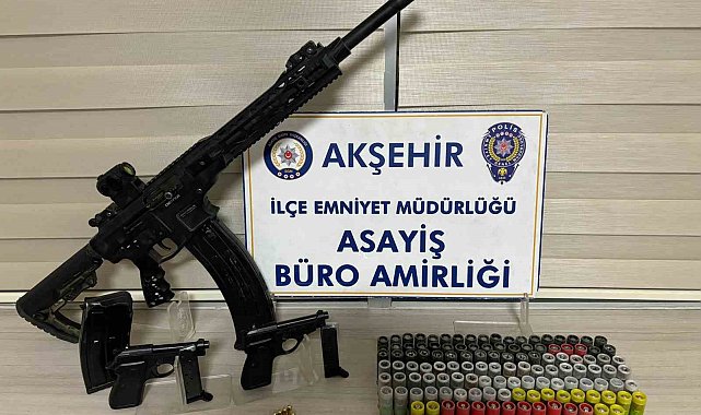 Akşehir'de yakalanan araçtan tabanca ve tüfek çıktı