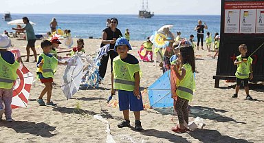 Alanya Belediyesi'nin minik öğrencileri sahilde doyasıya eğlendi