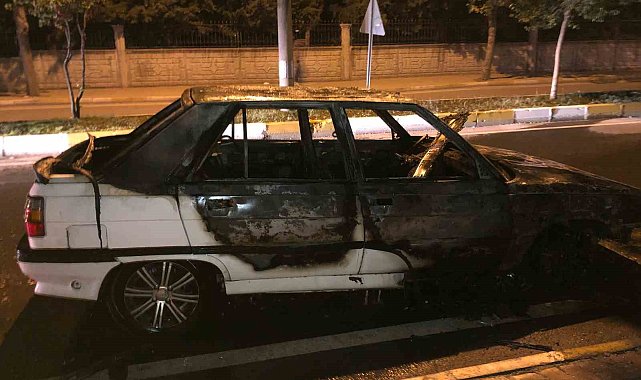 Alev alan otomobilden geriye demir yığını kaldı