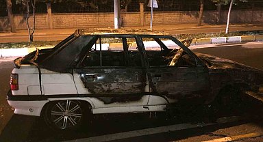 Alev alan otomobilden geriye demir yığını kaldı