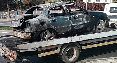 Alev topuna dönen otomobil kullanılamaz hale geldi